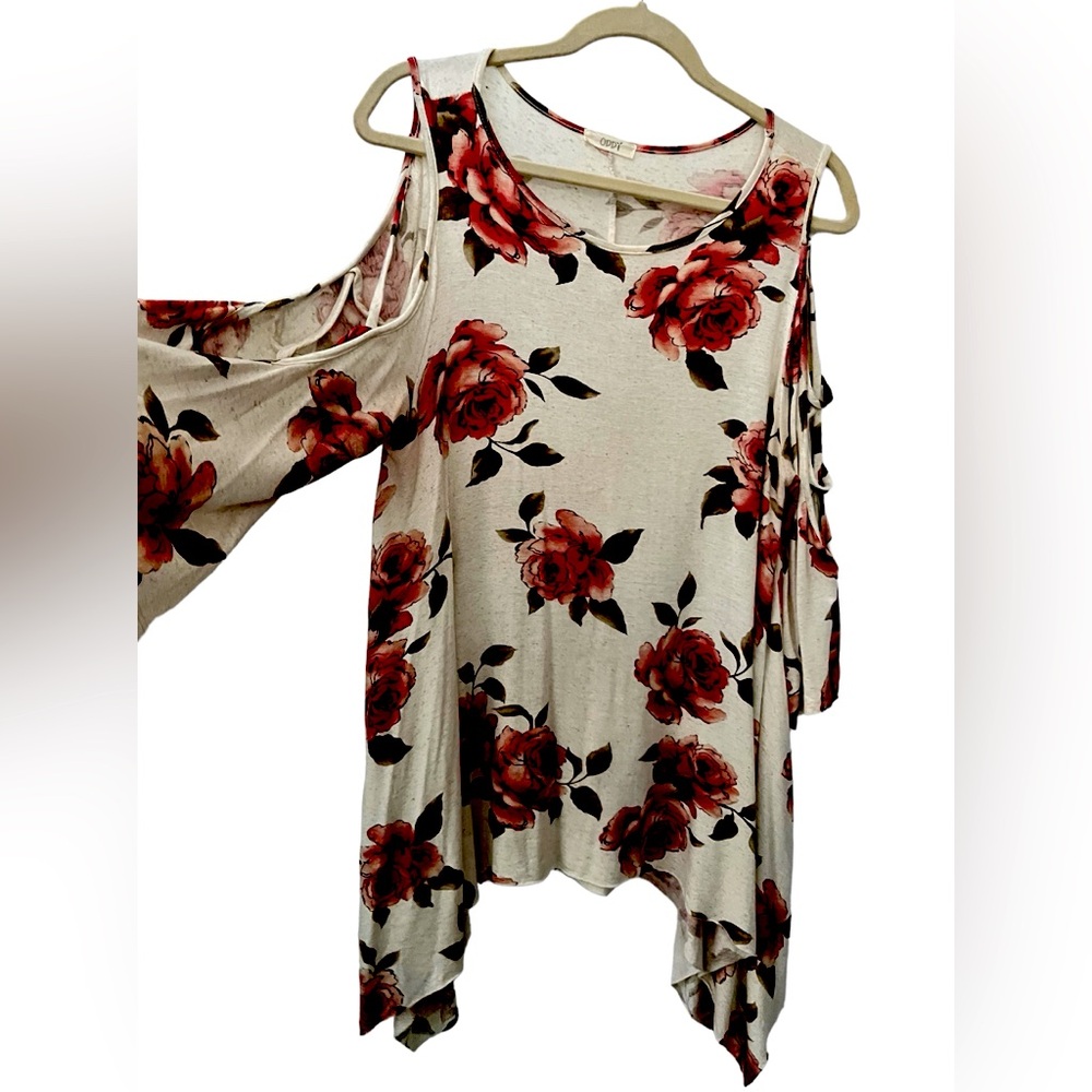 Fun boho flowery top with open shoulders